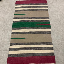 Kép betöltése a galériamegjelenítőbe: Piros,zöld színű csíkos indiai pamut szőnyeg