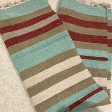 Kép betöltése a galériamegjelenítőbe: Barna, kék és fehér színű csíkos indiai pamut szőnyeg