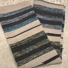 Kép betöltése a galériamegjelenítőbe: Kék ,szürke, bézs színű csíkos indiai pamut szőnyeg