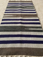 Kép betöltése a galériamegjelenítőbe: Barna, szürke, kék színű csíkos indiai pamut szőnyeg