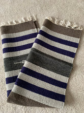 Kép betöltése a galériamegjelenítőbe: Barna, szürke, kék színű csíkos indiai pamut szőnyeg