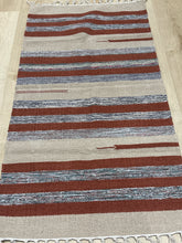 Kép betöltése a galériamegjelenítőbe: Barna, piros bézs színű csíkos indiai pamut szőnyeg
