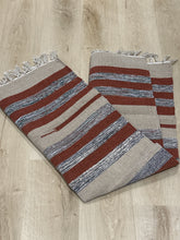 Kép betöltése a galériamegjelenítőbe: Barna, piros bézs színű csíkos indiai pamut szőnyeg
