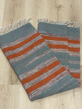 Kép betöltése a galériamegjelenítőbe: Narancs és szűrke színű csíkos indiai pamut szőnyeg
