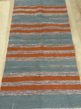 Kép betöltése a galériamegjelenítőbe: Narancs és szűrke színű csíkos indiai pamut szőnyeg
