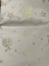 Kép betöltése a galériamegjelenítőbe: Impregnált (140széles),karácsonyi  piros fenyőfa mintázatu, ezũst fenyő,arany alapon arany minta letörölhető méteráru
