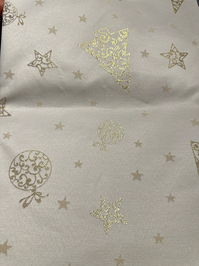 Karácsonyi mintázatú ,impregnált asztalterítő  ,arany  alapon fenyőmintával , könnyen letörölhető