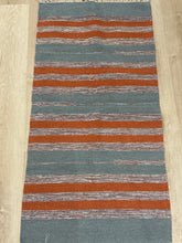 Kép betöltése a galériamegjelenítőbe: Narancs és szűrke színű csíkos indiai pamut szőnyeg
