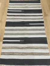 Kép betöltése a galériamegjelenítőbe: Fekete, fehér, bézs színű csíkos indiai pamut szőnyeg
