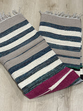 Kép betöltése a galériamegjelenítőbe: Rózsaszín és bézs , kék színű csíkos indiai pamut szőnyeg
