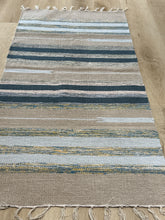 Kép betöltése a galériamegjelenítőbe: Sötètzöld , bézs ès vilàgos kèk színű csíkos indiai pamut szőnyeg

