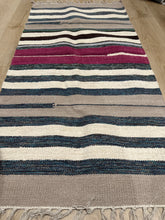 Kép betöltése a galériamegjelenítőbe: Rózsaszín és bézs , kék színű csíkos indiai pamut szőnyeg
