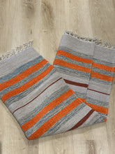 Kép betöltése a galériamegjelenítőbe: Narancssárga,terra, bézs színű csíkos indiai pamut szőnyeg
