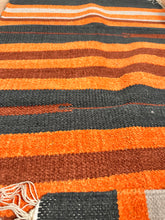 Kép betöltése a galériamegjelenítőbe: Terra , barna,narancs színű csíkos indiai pamut szőnyeg
