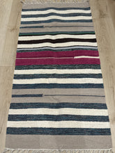 Kép betöltése a galériamegjelenítőbe: Rózsaszín és bézs , kék színű csíkos indiai pamut szőnyeg
