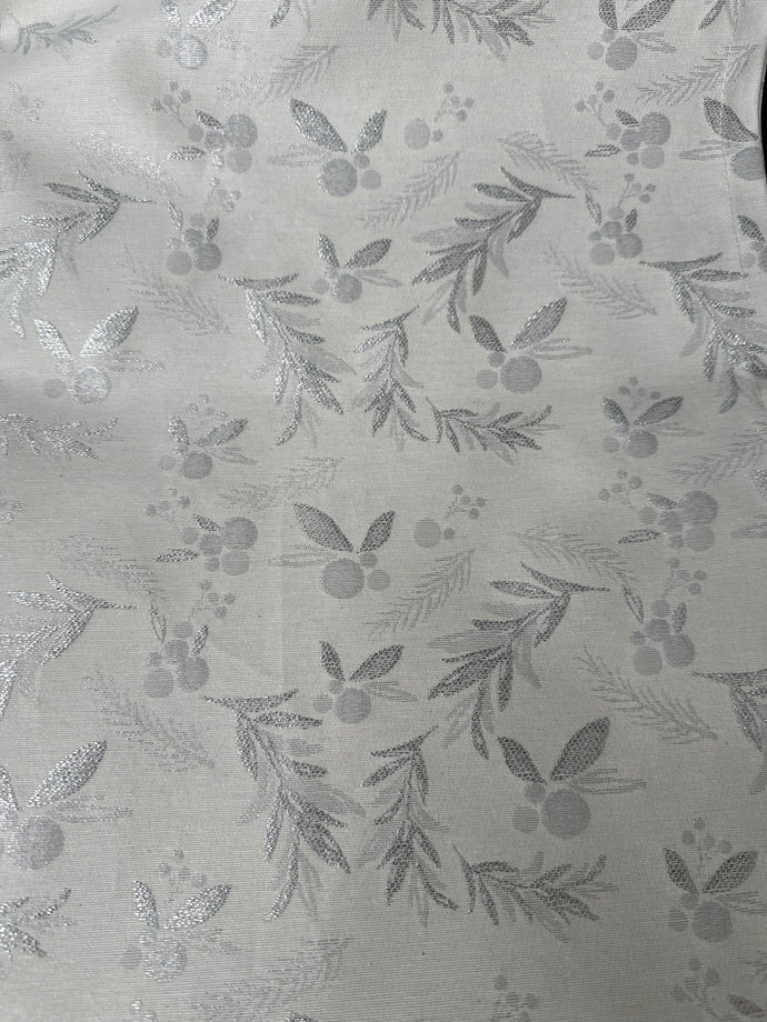 Impregnált szürke alapon ezűst karácsonyi mintázatú letörölhető asztalterítő