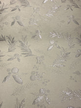 Kép betöltése a galériamegjelenítőbe: Impregnált (140széles),karácsonyi  piros fenyőfa mintázatu, ezũst fenyő,arany alapon arany minta letörölhető méteráru
