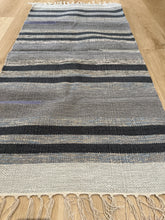 Kép betöltése a galériamegjelenítőbe: Kék ,szürke, bézs színű csíkos indiai pamut szőnyeg
