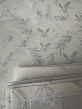 Kép betöltése a galériamegjelenítőbe: Impregnált szürke alapon ezűst karácsonyi mintázatú letörölhető asztalterítő
