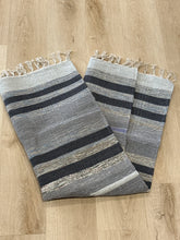 Kép betöltése a galériamegjelenítőbe: Kék ,szürke, bézs színű csíkos indiai pamut szőnyeg
