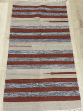 Kép betöltése a galériamegjelenítőbe: Barna, piros bézs színű csíkos indiai pamut szőnyeg
