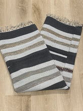 Kép betöltése a galériamegjelenítőbe: Fekete, fehér, bézs színű csíkos indiai pamut szőnyeg
